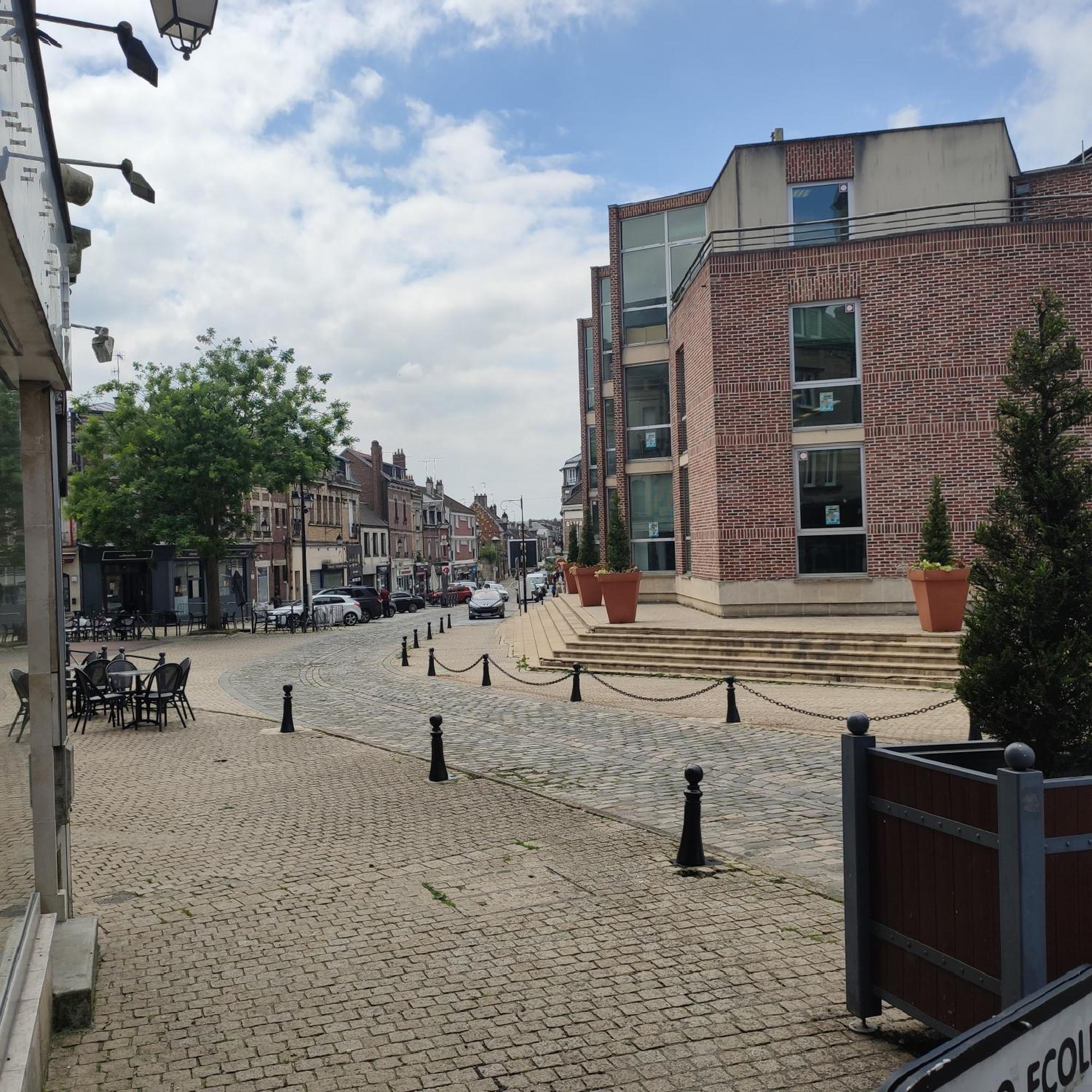 Dans Le Centre Historique Apartment Noyon Luaran gambar